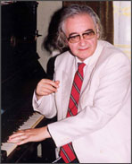 Szenes Iván a zongoránál